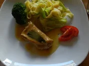 Rezept: Gefรผllte Salbei-Schnitzel mit Lauch-Bandnudeln Gefรผllte Salbei-Schnitzel mit Lauch-Bandnudeln - Rezept