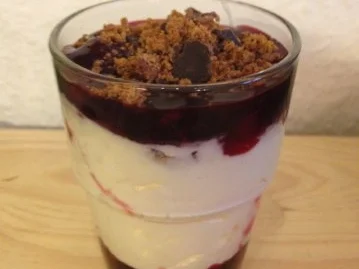 Vanillesahne mit roter Waldbeeren Grütze und Printen-Knusper - Rezept