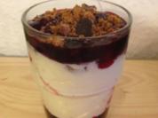 Vanillesahne mit roter Waldbeeren Grütze und Printen-Knusper - Rezept