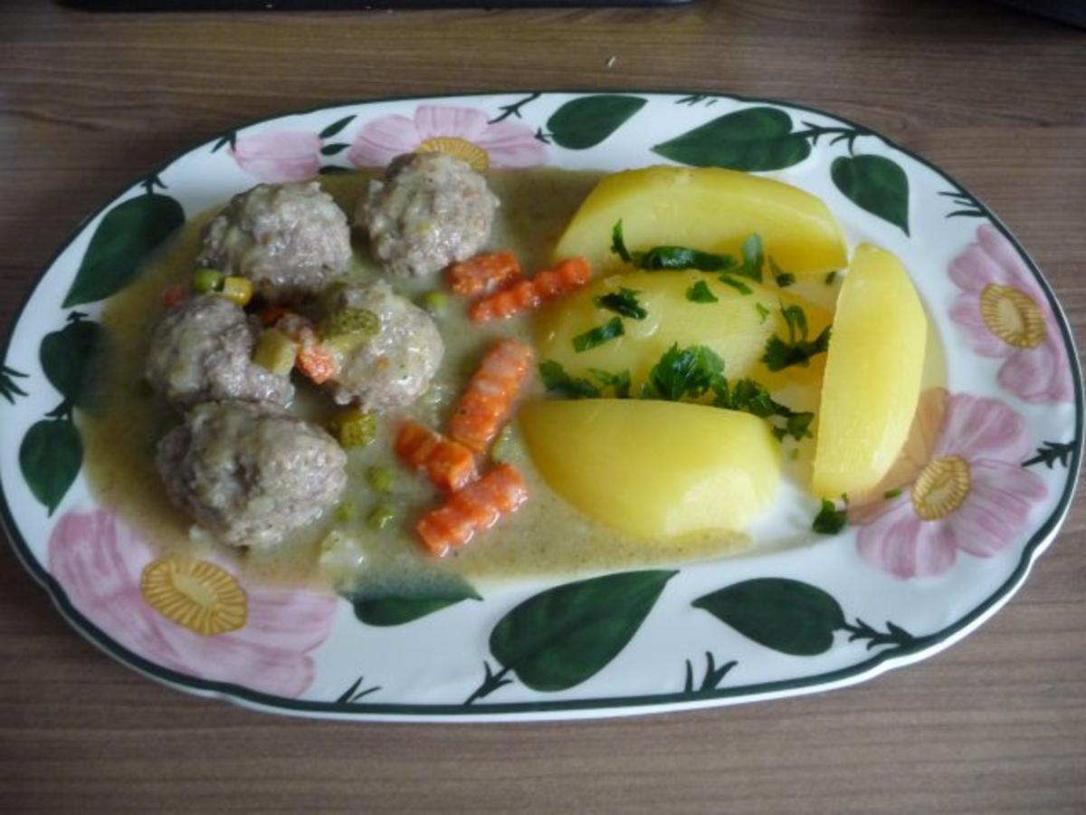 Küchenfee : Hack - Klopse an Gemüsesoße an Petersilienkartoffeln - Rezept