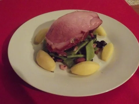 Rezept: BOHNENEINTOPF mit DÖRRBIRNEN und saftigem RIPPLI BOHNENEINTOPF mit DÖRRBIRNEN und saftigem RIPPLI - Rezept