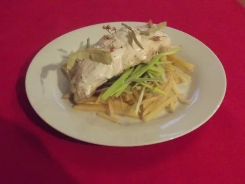 Rezept: PERLHUHNBRÜSTLI auf LINDENBLÜTEN und BERGHEU PERLHUHNBRÜSTLI auf LINDENBLÜTEN und BERGHEU - Rezept