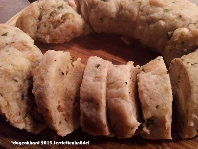 Rezept: Mama Giselas hausgemachter, oberösterreichischer Serviettenknödel Bild Nr. 9 Mama Giselas hausgemachter, oberösterreichischer Serviettenknödel - Rezept - Bild Nr. 9