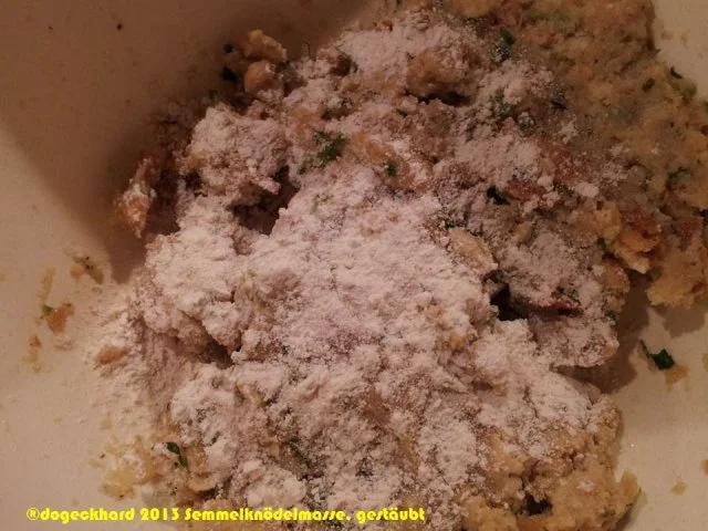 Rezept: Mama Giselas hausgemachter, oberösterreichischer Serviettenknödel Bild Nr. 3 Mama Giselas hausgemachter, oberösterreichischer Serviettenknödel - Rezept - Bild Nr. 3