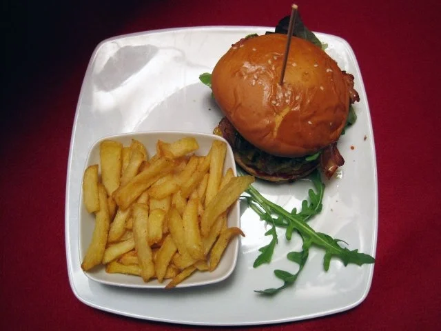 Rezept: Burger-Variationen mit frischen Steakhouse-Kartoffeln Burger-Variationen mit frischen Steakhouse-Kartoffeln - Rezept