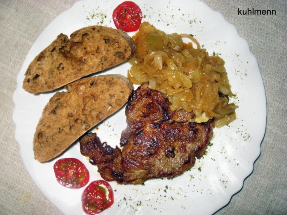 Bilder für Seniorenteller 4 Schweinekamm - Steak mit Schmorzwiebeln und Ciabatta rustica - Rezept