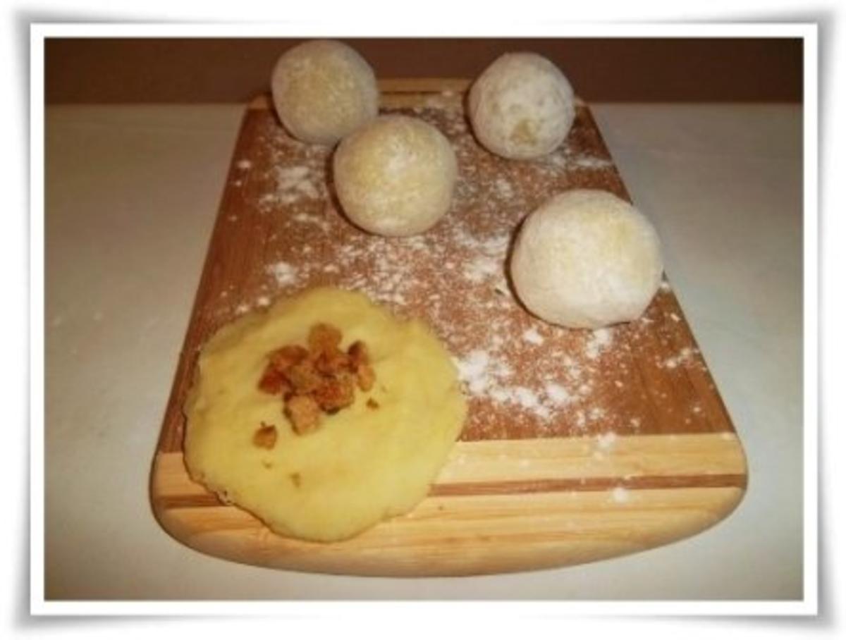 »☆« Kartoffelknödeln mit gerösteten Weißbrotwürfeln gefüllt »☆« - Rezept - Bild Nr. 17