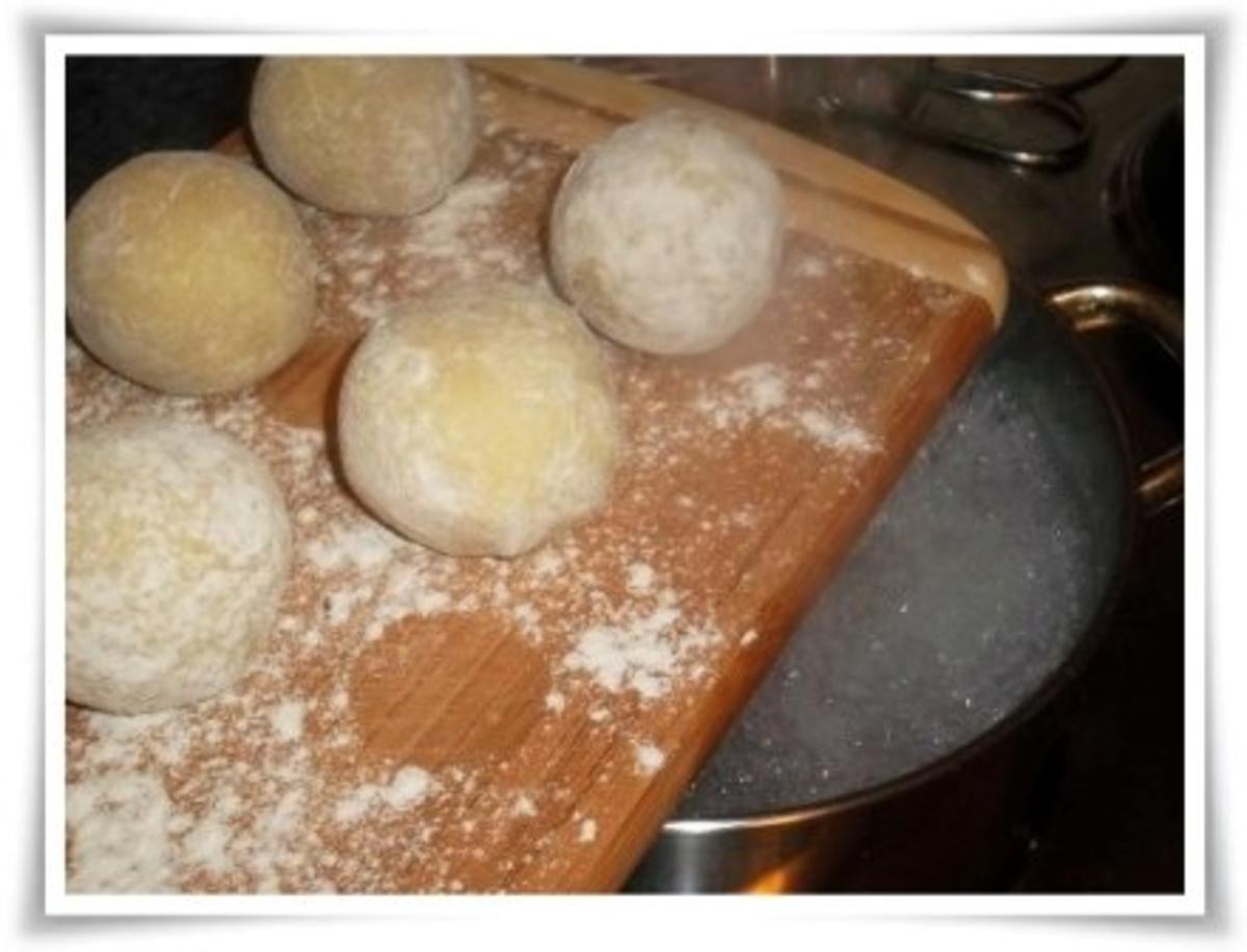 »☆« Kartoffelknödeln mit gerösteten Weißbrotwürfeln gefüllt »☆« - Rezept - Bild Nr. 18