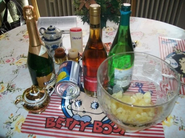 Rezept: Annanas- Bowle - Käse - Stückchen & Lachs - Brötchen Bild Nr. 3 Annanas- Bowle - Käse - Stückchen & Lachs - Brötchen - Rezept - Bild Nr. 3