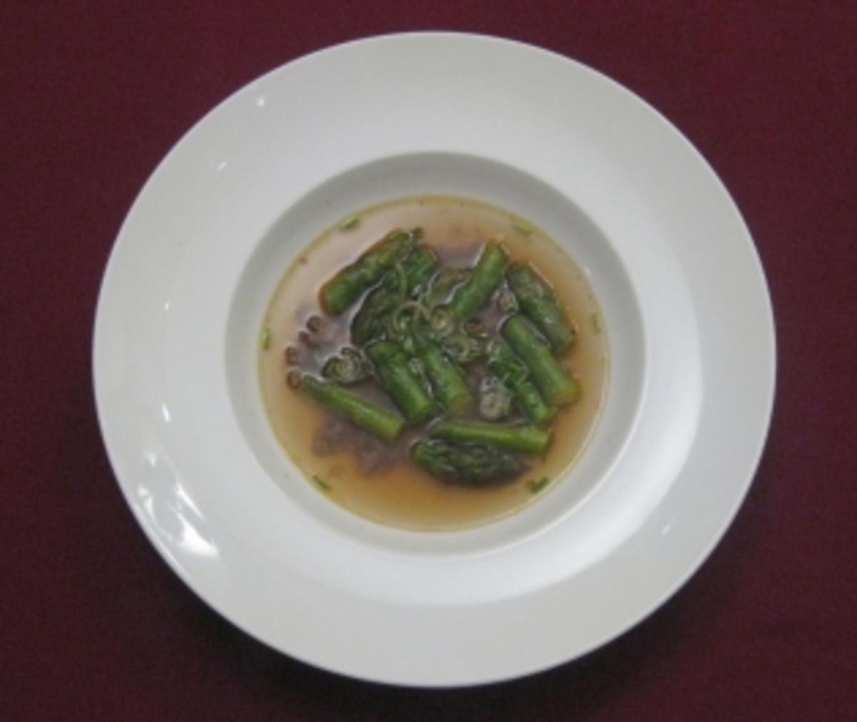 Klare Suppe mit Tatar und grünem Spargel - Rezept