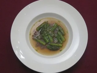 Klare Suppe mit Tatar und grünem Spargel - Rezept