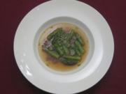 Klare Suppe mit Tatar und grünem Spargel - Rezept