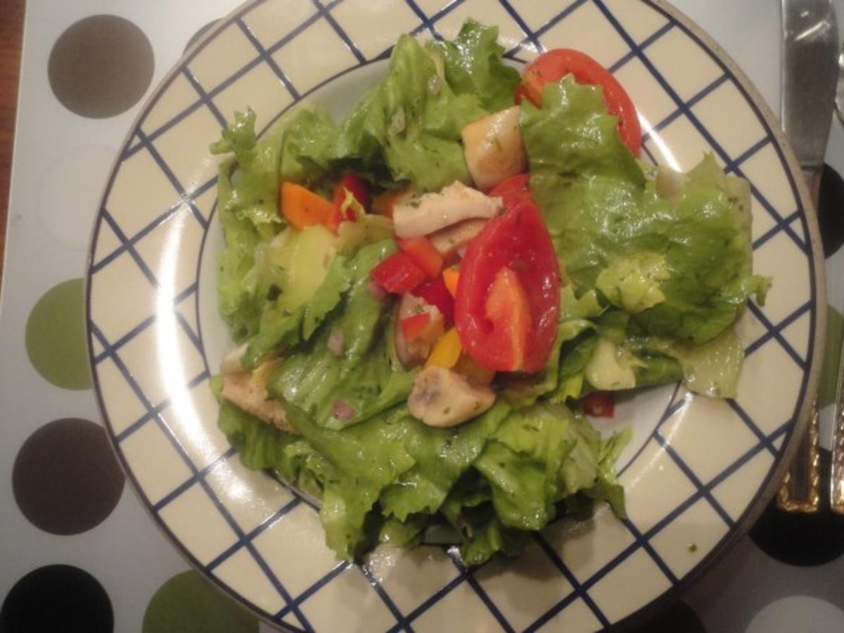 Salat mit Hänchenbruststreifen und lauwarmen Champignons - Rezept