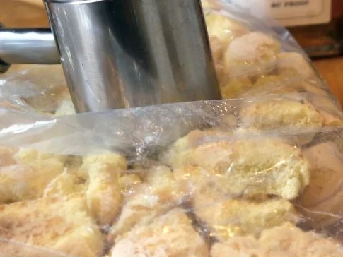 Veilchen-Joghurt auf beschwipsten Himbeeren - Rezept - Bild Nr. 2