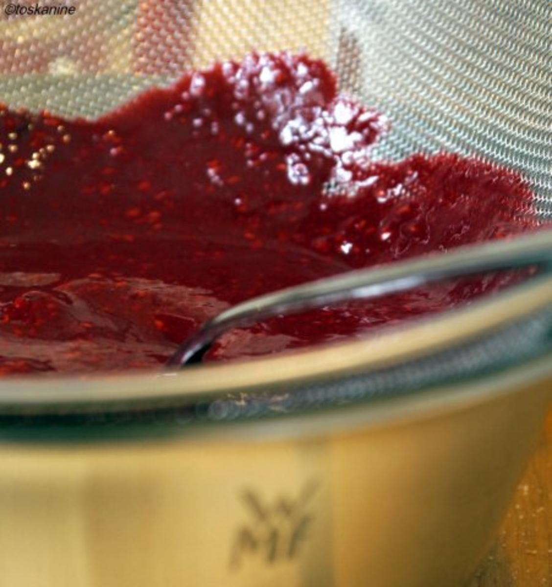 Veilchen-Joghurt auf beschwipsten Himbeeren - Rezept - Bild Nr. 4