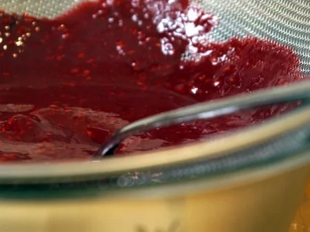 Veilchen-Joghurt auf beschwipsten Himbeeren - Rezept - Bild Nr. 4