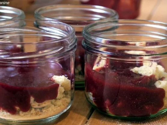 Veilchen-Joghurt auf beschwipsten Himbeeren - Rezept - Bild Nr. 5