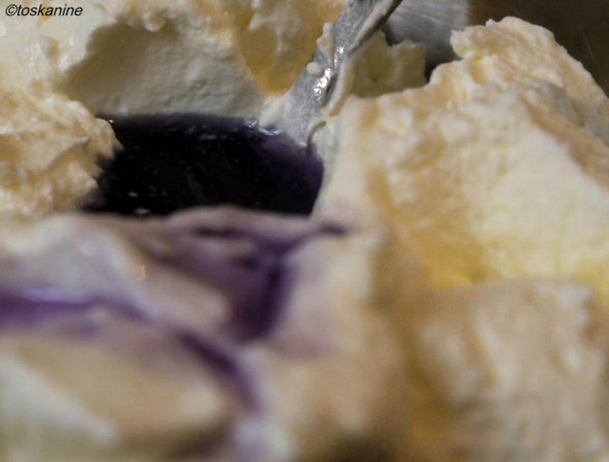 Veilchen-Joghurt auf beschwipsten Himbeeren - Rezept - Bild Nr. 6