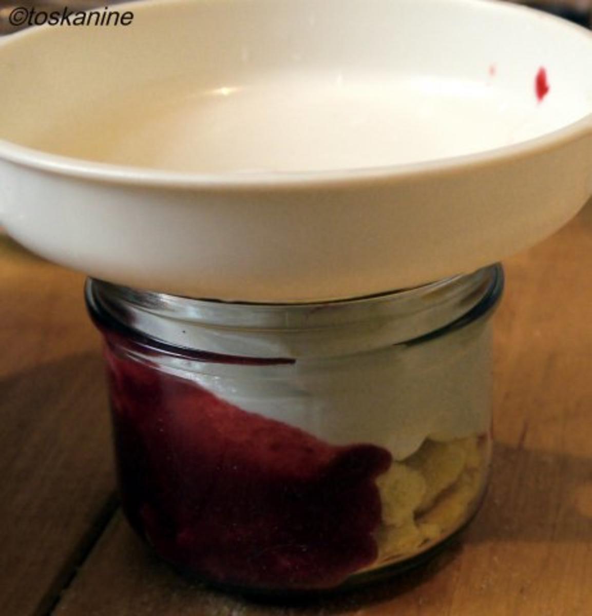 Veilchen-Joghurt auf beschwipsten Himbeeren - Rezept - Bild Nr. 8