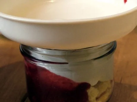 Veilchen-Joghurt auf beschwipsten Himbeeren - Rezept - Bild Nr. 8