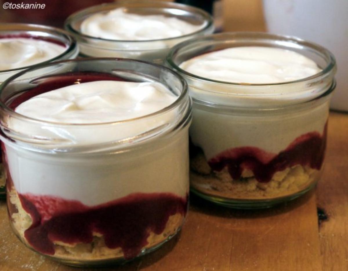 Veilchen-Joghurt auf beschwipsten Himbeeren - Rezept - Bild Nr. 9