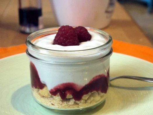 Veilchen-Joghurt auf beschwipsten Himbeeren - Rezept - Bild Nr. 10