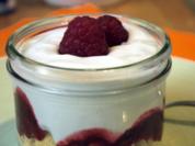 Rezept: Veilchen-Joghurt auf beschwipsten Himbeeren Veilchen-Joghurt auf beschwipsten Himbeeren - Rezept