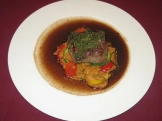 Kalbsfilet mit Kräuterkruste auf Toskanagemüse an Jus - Rezept