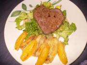 Rinderfilet auf Salatbett mit gebutterter Banane und Orangenfilet - Rezept