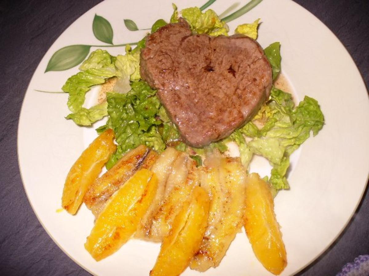 Bilder für Rinderfilet auf Salatbett mit gebutterter Banane und Orangenfilet - Rezept