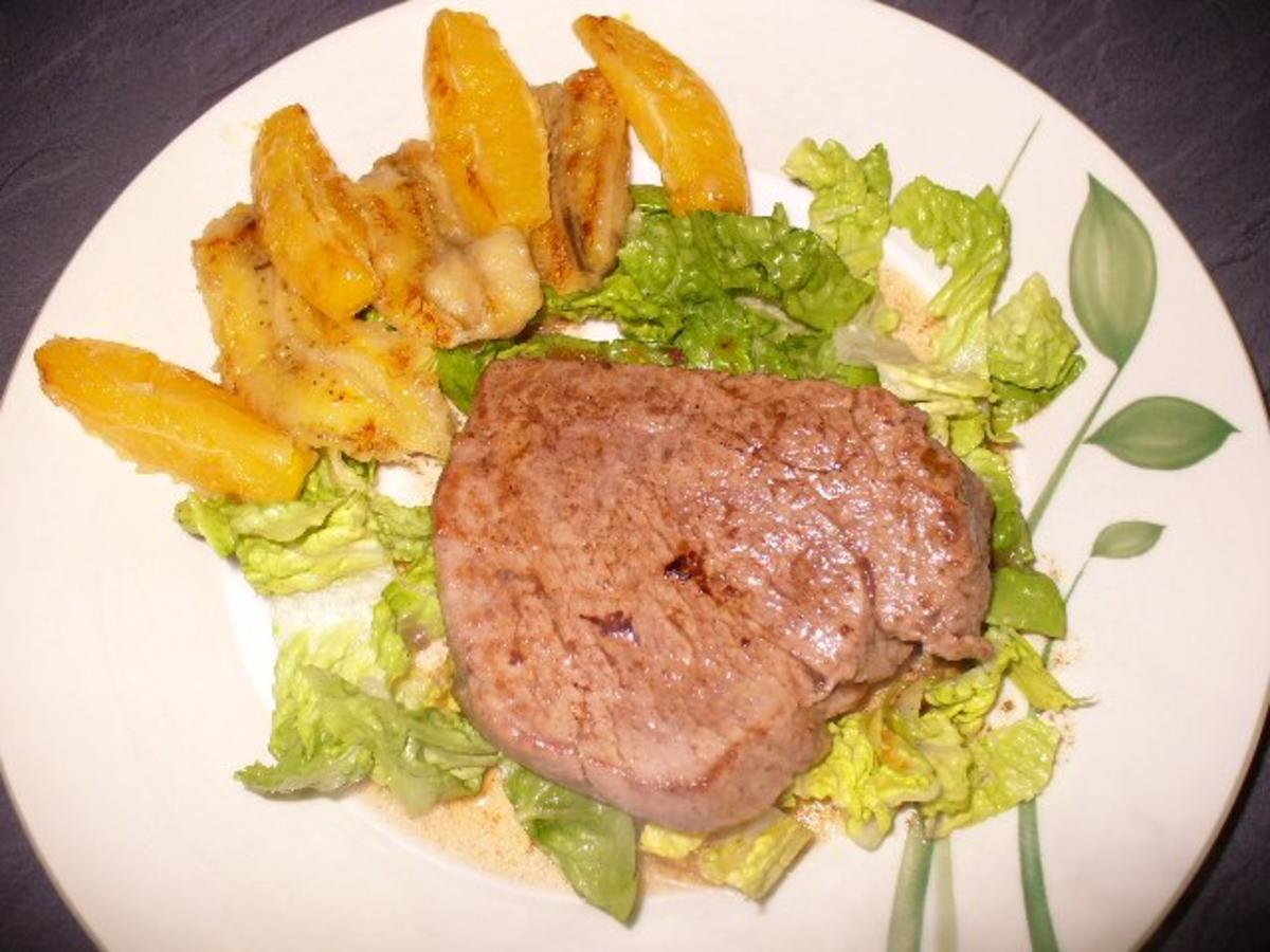 Rinderfilet auf Salatbett mit gebutterter Banane und Orangenfilet - Rezept - Bild Nr. 7