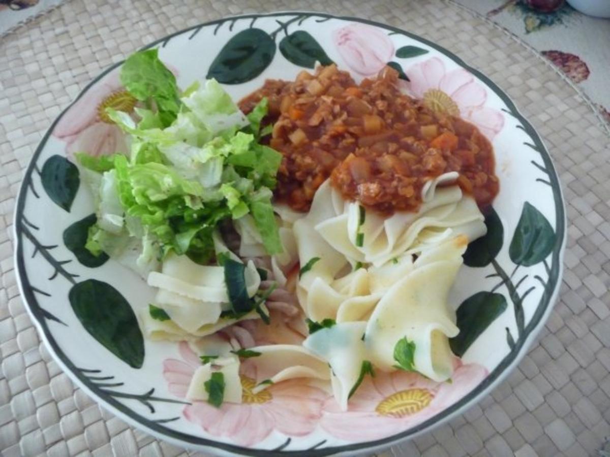 Vegan : Gemüsebolognese mit Nudel-Mix und Salat - Rezept - Bild Nr. 25