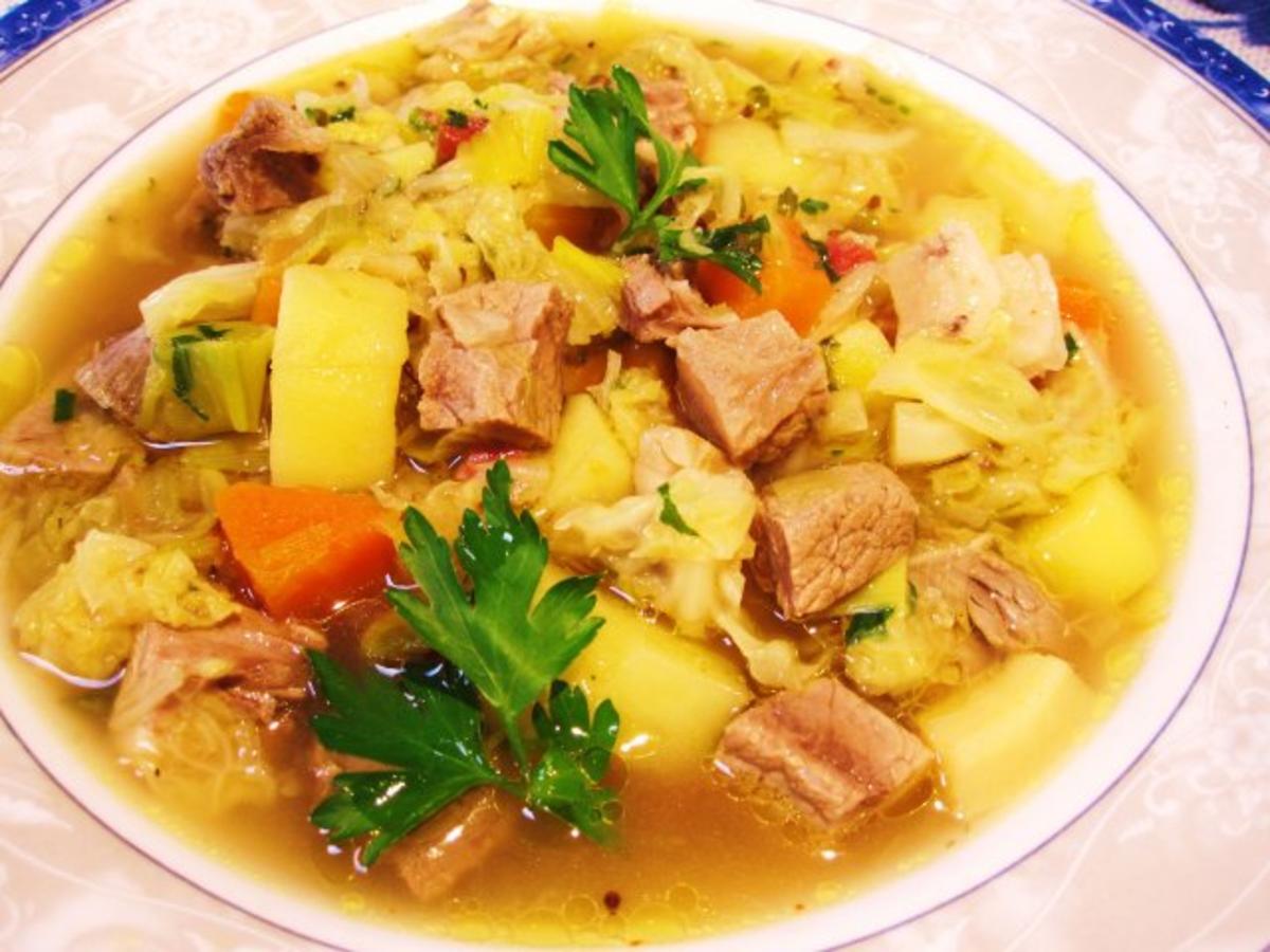 Wirsing-Suppe mit kräftiger Fleischbrühe ... - Rezept