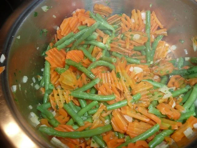 Schweinekamm-braten, Karotten & Prinzessbohnen & Nudeln - Rezept - Bild Nr. 9