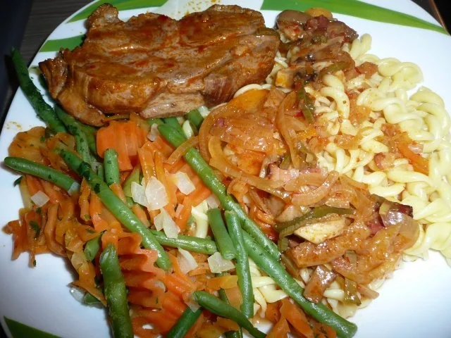 Schweinekamm-braten, Karotten & Prinzessbohnen & Nudeln - Rezept - Bild Nr. 10