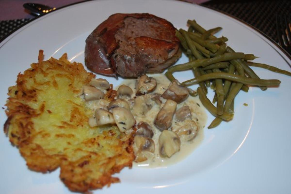 Umwickeltes Rinderfiletsteak mit Rahmchampignons und Kartoffelrösti ...