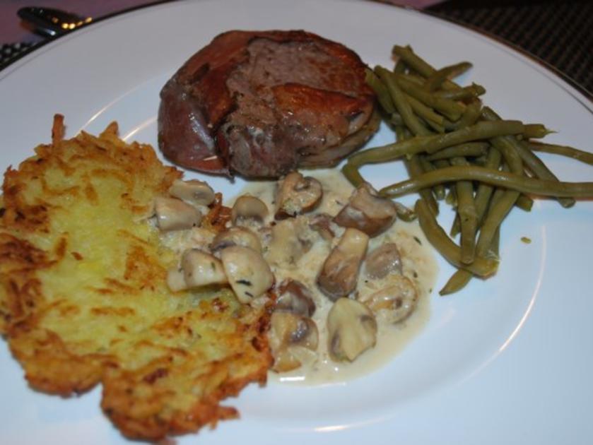 Umwickeltes Rinderfiletsteak mit Rahmchampignons und Kartoffelrösti ...