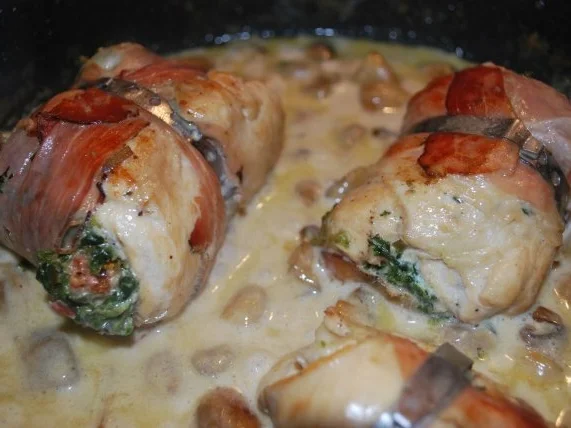 Rezept: Hähnchenrouladen mit Spinat-Frischkäse in Champignonrahm Bild Nr. 2 Hähnchenrouladen mit Spinat-Frischkäse in Champignonrahm - Rezept - Bild Nr. 2