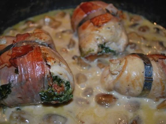 Rezept: Hähnchenrouladen mit Spinat-Frischkäse in Champignonrahm Bild Nr. 3 Hähnchenrouladen mit Spinat-Frischkäse in Champignonrahm - Rezept - Bild Nr. 3