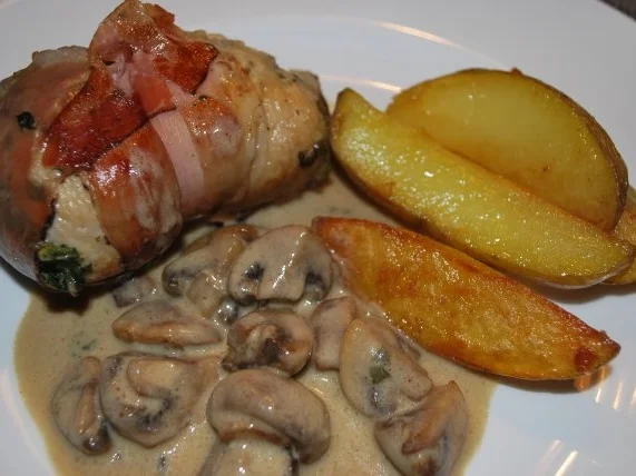 Rezept: Hähnchenrouladen mit Spinat-Frischkäse in Champignonrahm Hähnchenrouladen mit Spinat-Frischkäse in Champignonrahm - Rezept