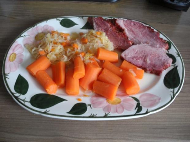 Schwein : Schwarzwälder Schäufele auf Sauerkraut - Rezept - kochbar.de