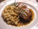 Fleisch: Rosmarinbraten in Biersoße mit Honigspätzle - Rezept