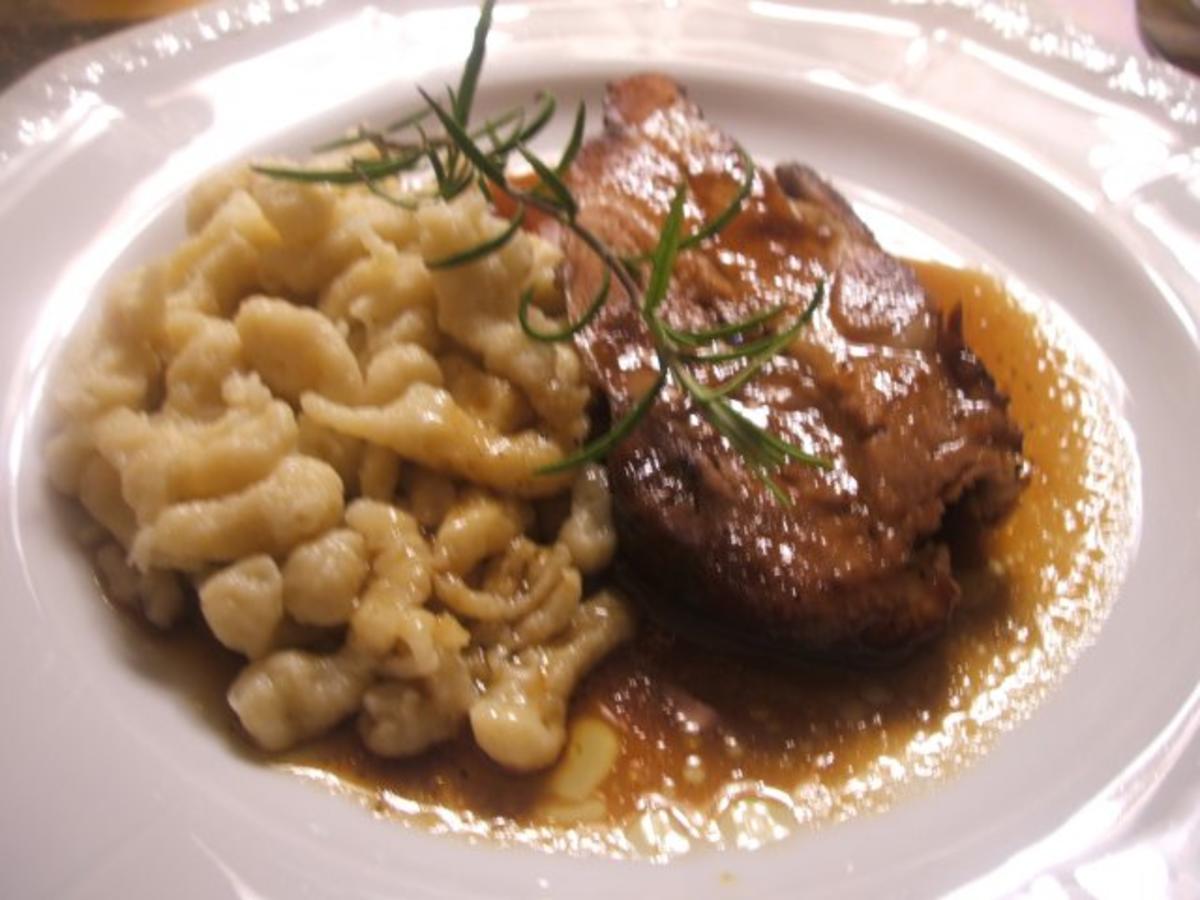 Bilder für Fleisch: Rosmarinbraten in Biersoße mit Honigspätzle - Rezept