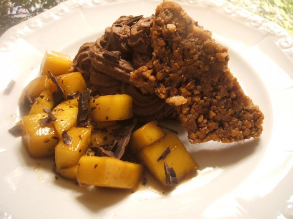 Dessert: Mandelkrokantsplitter mit Schokosahne und Mangoragout - Rezept