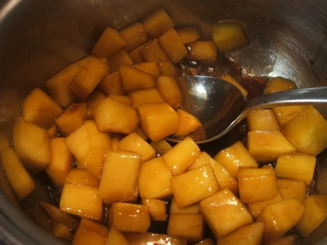 Dessert: Mandelkrokantsplitter mit Schokosahne und Mangoragout - Rezept - Bild Nr. 11