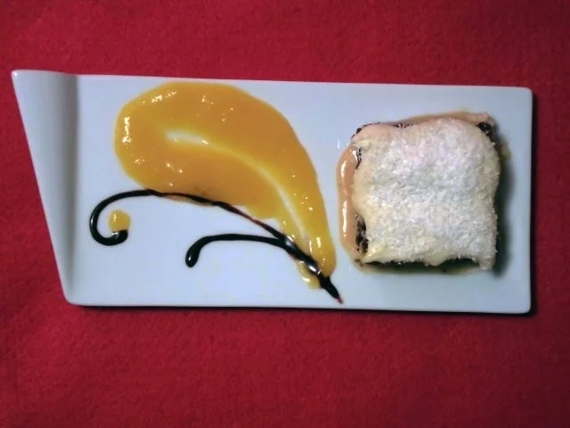 Karamell-Kokos-Slice auf Mangopüree - Rezept