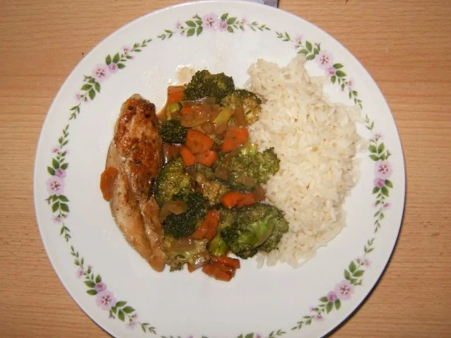 Asiatische Gemüsepfanne mit Hähnchen und Reis - Rezept