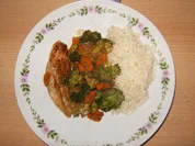 Asiatische Gemüsepfanne mit Hähnchen und Reis - Rezept