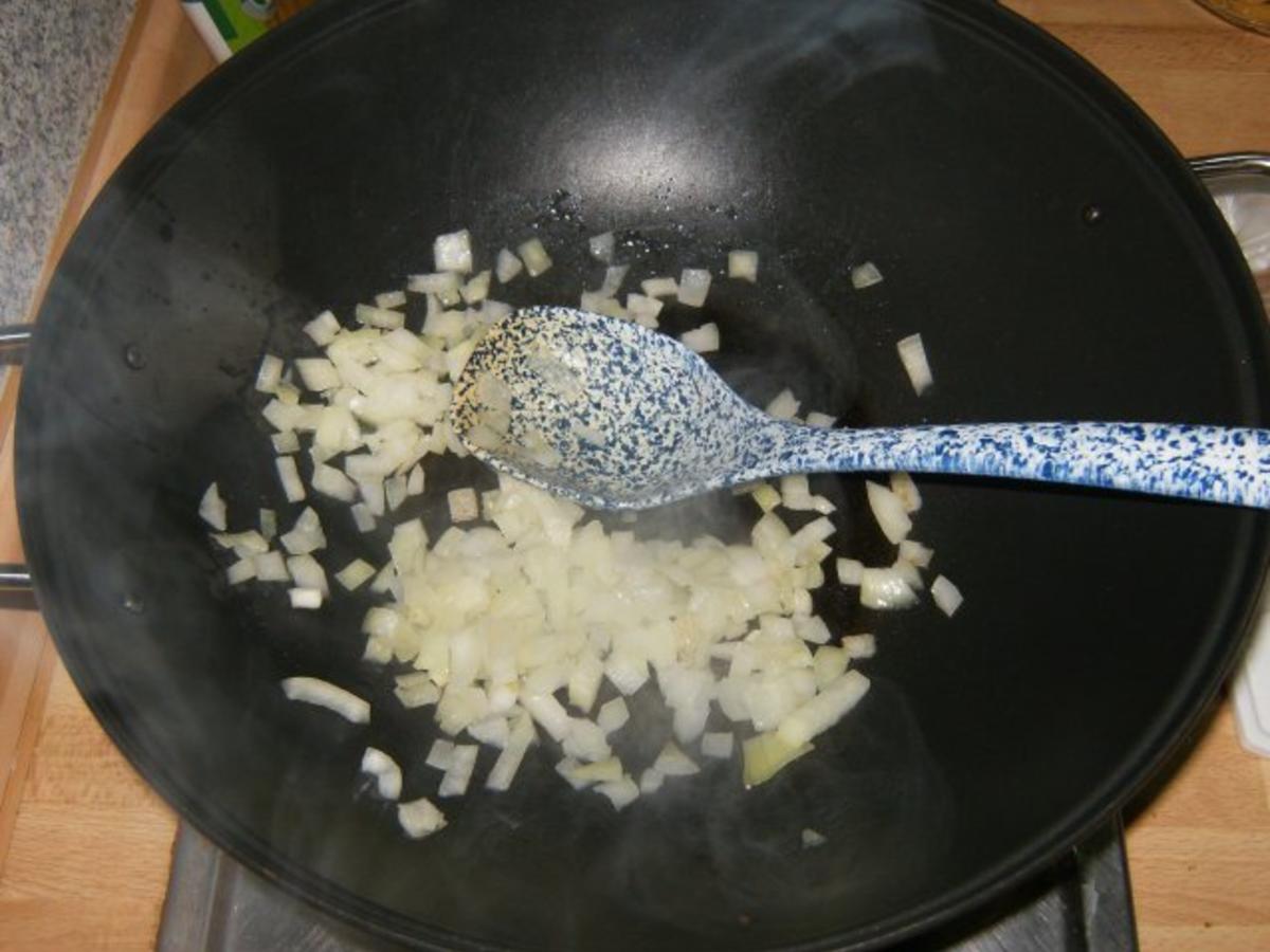 Asiatische Gemüsepfanne mit Hähnchen und Reis - einfach - 186 kcal/100g