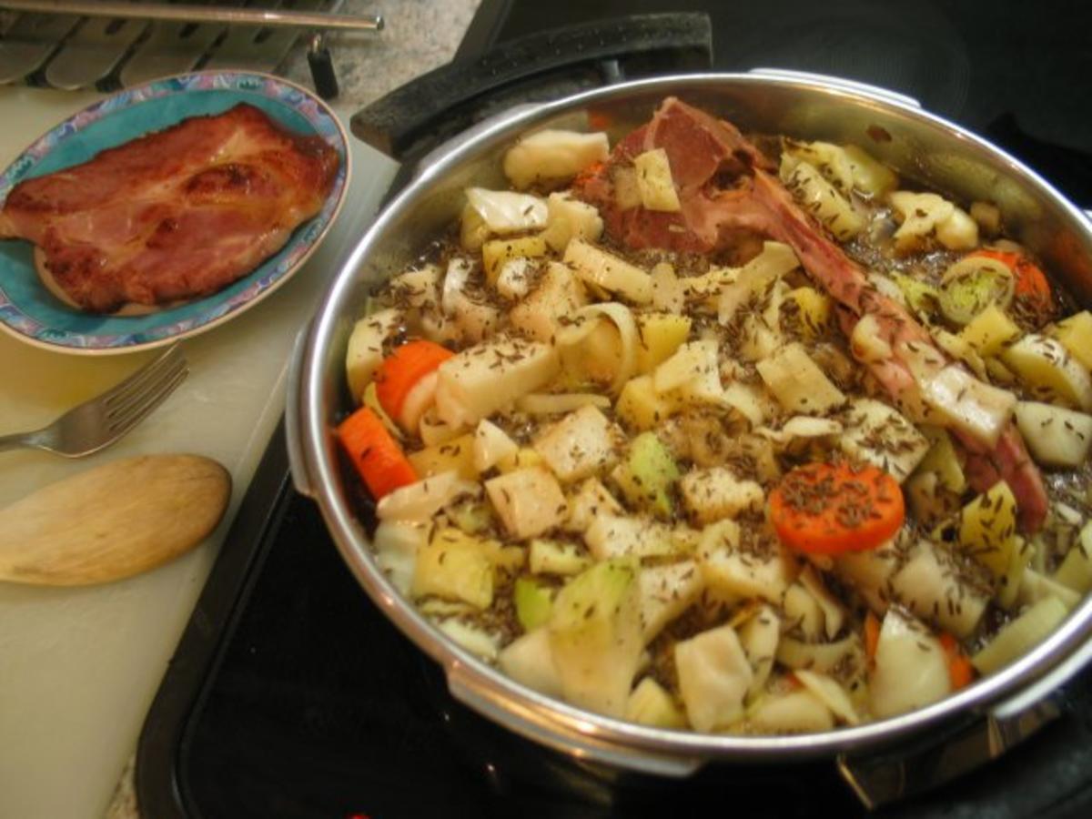 Suppen + Eintöpfe: Weißkohl und andere Reste, die verbraucht werden sollten - Rezept - Bild Nr. 3